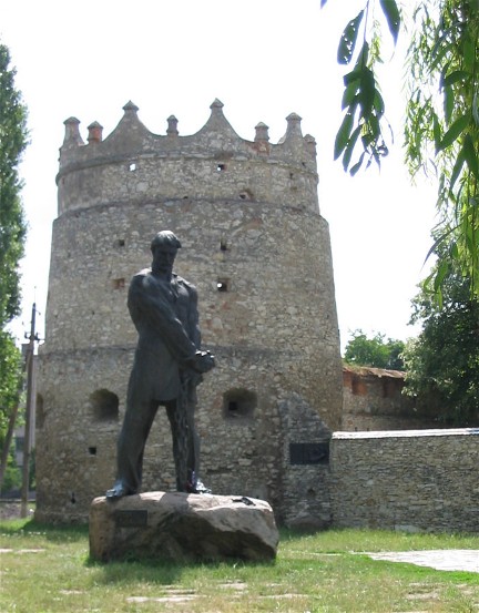 Image -- Letychiv: a monument of Ustym Karmaliuk.