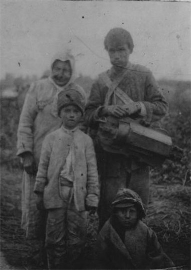 Image - A Lirnyk and his family near Romen in Sumy region (1920s).