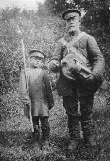 Image - A Lirnyk and his guide (1905).