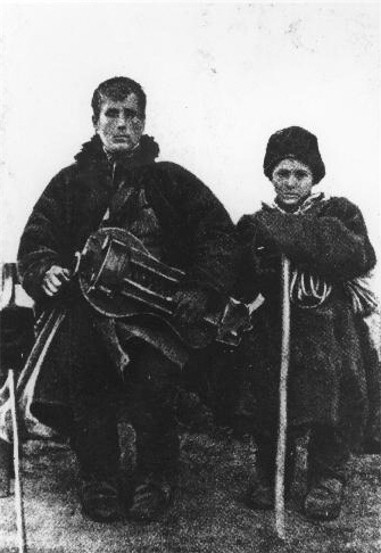 Image - A lirnyk with his guide (1910s).