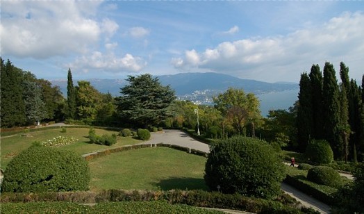 Image - A park surrounding the Grand Palace in Livadiia.