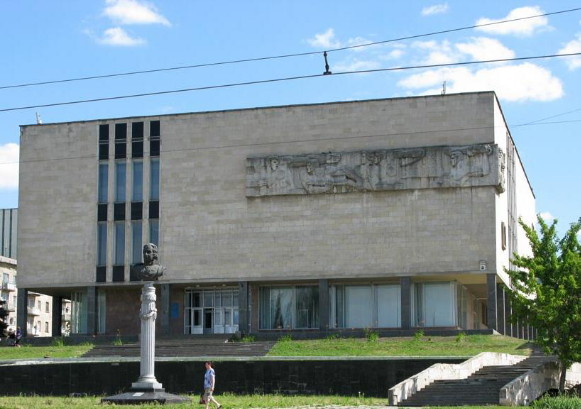 Image -- The Luhansk Regional Studies Museum.