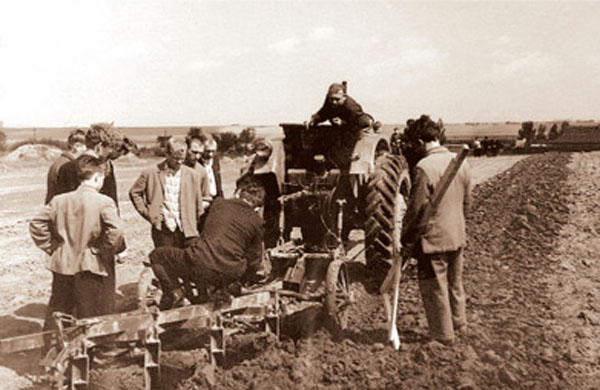 Image -- Lviv Agricultural Institute students (fieldwork, 1970s).