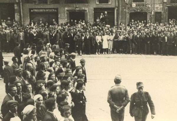 Image - People awaiting the proclamation of Ukrainian statehood on 30 June 1941 (Lviv). 