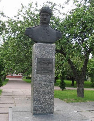 Image -- Yurii Lysniansky monument in Nizhyn.