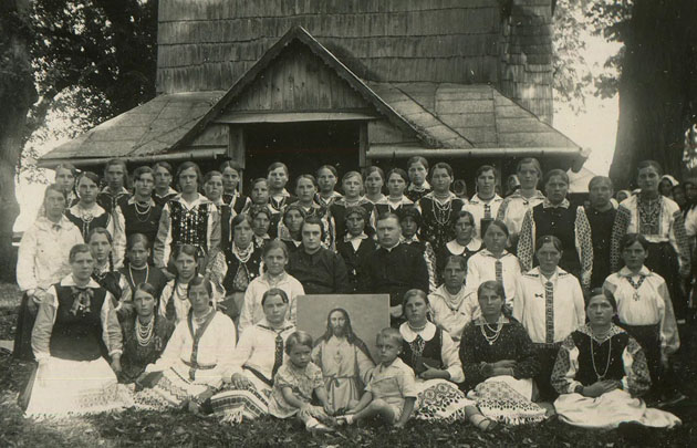 Image - Marian society members in the village of Zabiria, Galicia (1936).