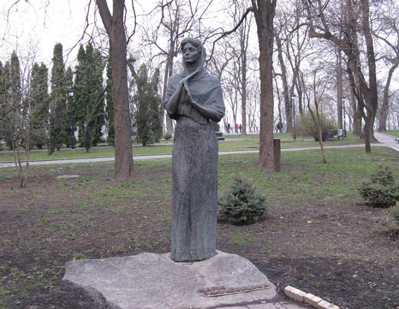 Image -- Mariia Zankovetska's monument in Kyiv.