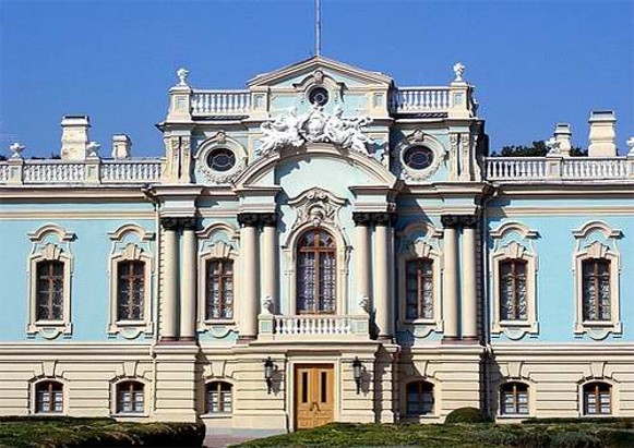 Image - The Mariinskyi Palace in Kyiv (main entrance).