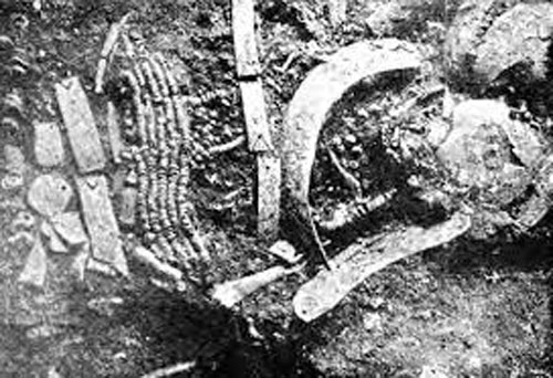 Image - Mariupol burial site (child's burial).