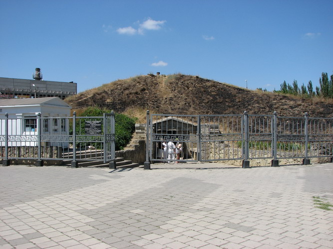 Image -- The Melek-Chesmen kurhan in Kerch, Crimea.