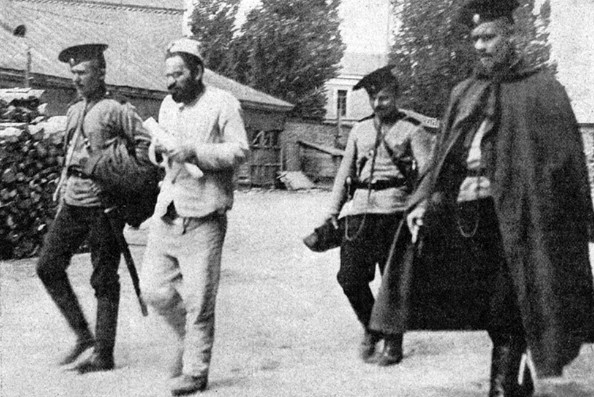 Image - Mendel Beilis leaving the court (May 1913).