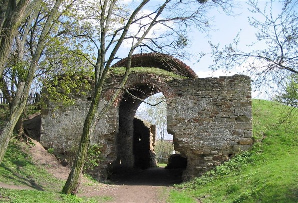 Image -- Ruins of the Zaslav Gate in mezhyrich, Rivne oblast.