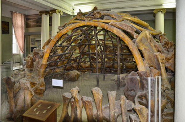 Image -- The Mezhyrizh archeological site: mammoth-bone dwelling.