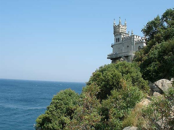 Image -- The Swallow's Nest castle (1912) in Miskhor near Yalta.