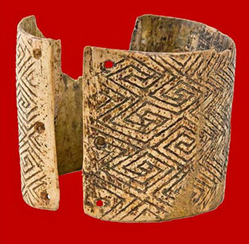 Image - Mizyn archeological site: bracelet with the world's oldest meander ornament.