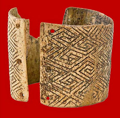 Image -- Mizyn archeological site: bracelet with the world's oldest meander ornament.