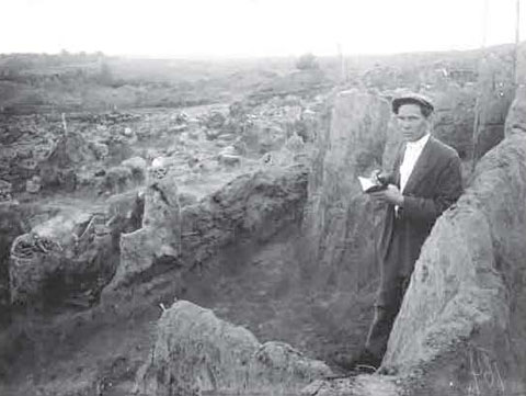 Image - Teodosii Molchanivsky at Raiky fortified settlement excavations (1930s).