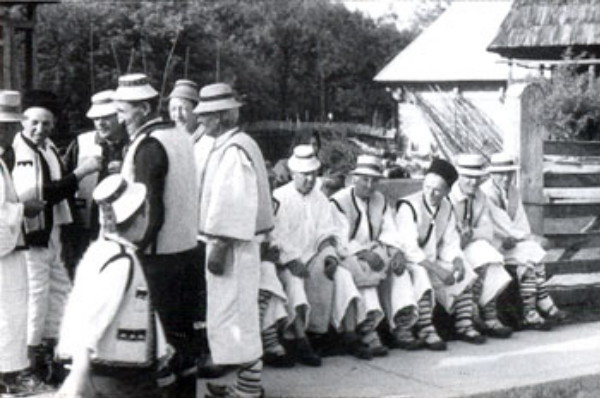 Image -- Moldavian peasants