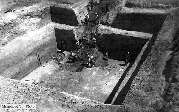 Image - Molodove V archeological excavations (1960).