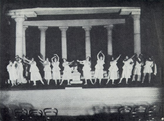 Image - A mass scene from the Molodyi Teatr production of Sophocles' Oedipus Rex (1918).