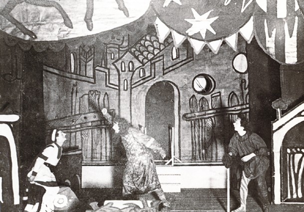 Image - A scene from Les Kurbas' production of F. Grillparzer's Weh dem, der lugt! (in the commedia dell'arte style) in Molodyi Teatr (1918).