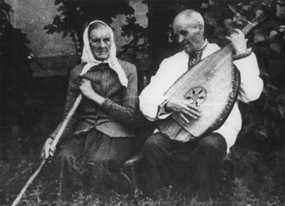 Image -- Kobzar Yehor Movchan with his sister in the village of Vekykyi Pysarets, Sumy region (1968).