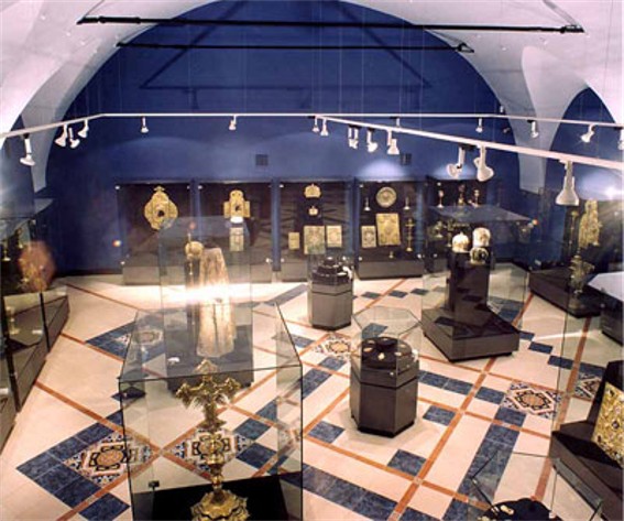 Image - An exhibit hall in the Museum of Historical Treasures of Ukraine in Kyiv.