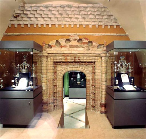 Image - An exhibit hall in the Museum of Historical Treasures of Ukraine in Kyiv.