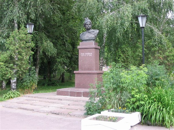 Image -- Hetman Bohdan Khmelnytsky's monument in Nizhyn.
