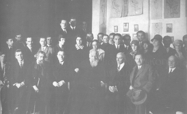 Image -- Novakivsky Art School teachers and students with Metropolitan Andrei Sheptytsky.