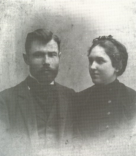 Image -- Oleksa Novakivsky with his sister (1903).