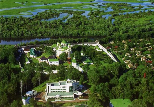 Image - The panoramic view of the Transfiguration Monastery complex in Novhorod-Siverskyi with the Transfiguration Cathedral (1791-6) in its centre. 