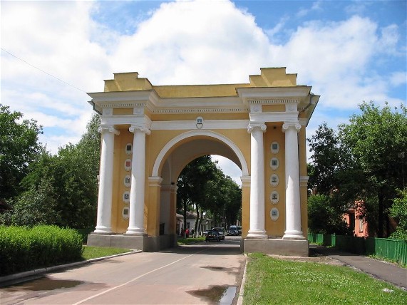 Image -- The triumphal arch (1786) in Novhorod-Siverskyi.