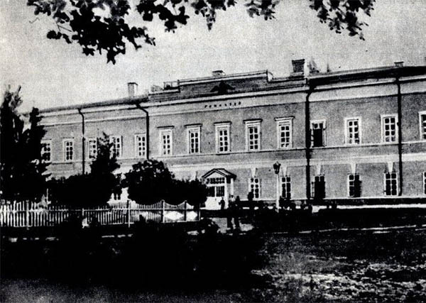 Image -- The Novhorod-Siverskyi Gymnasium (19th century photo).