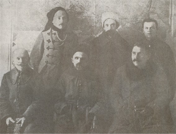 Image - Mykhailo Omelianovych-Pavlenko (center) in the Pikulice internment camp (1920).