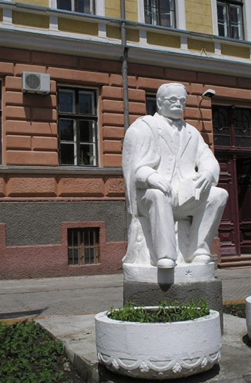 Image - Osyp Makovei's monument in Chernivtsi.