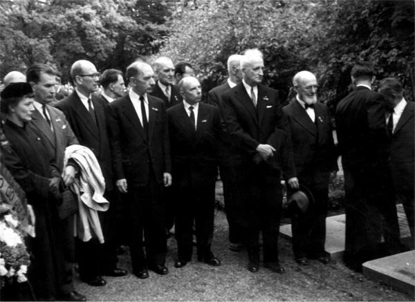 Image - OUN leaders at the grave of Yevhen Konovalets, inluding Yaroslav Stetsko, Stepan Bandera, and Andrii Melnyk.