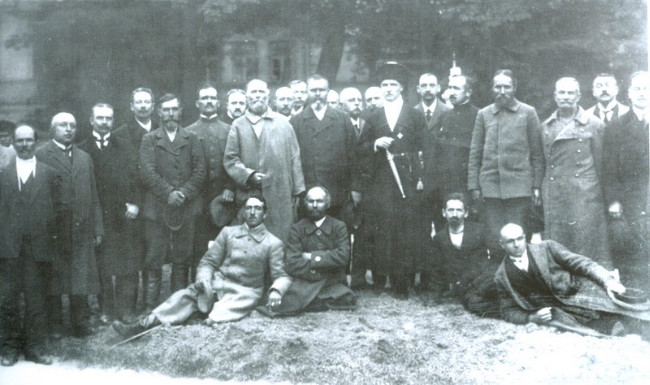 Image -- Pavlo Skoropadsky with members of his council (1918).