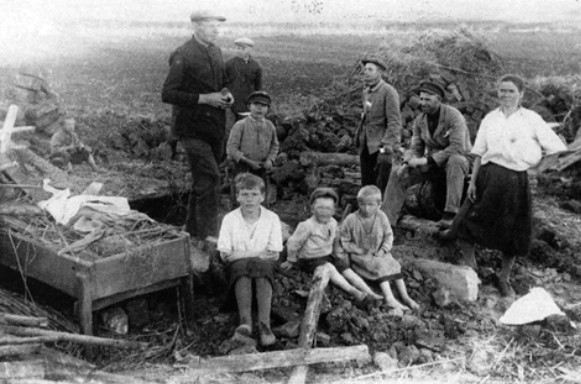 Image -- Ukrainian peasant family (1930s).