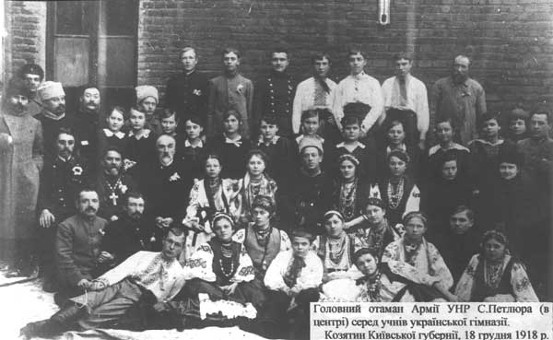 Image - Symon Petliura among students of the Ukrainian gymnasium in Koziatyn (1918).