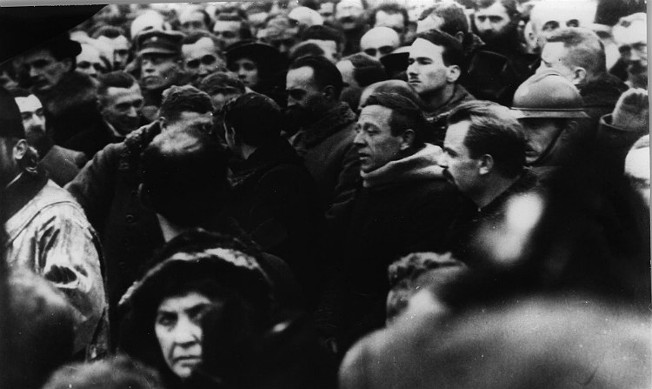 Image - Semen Petliura and Volodymyr Vynnychenko at a public prayer service (22 January 1919).