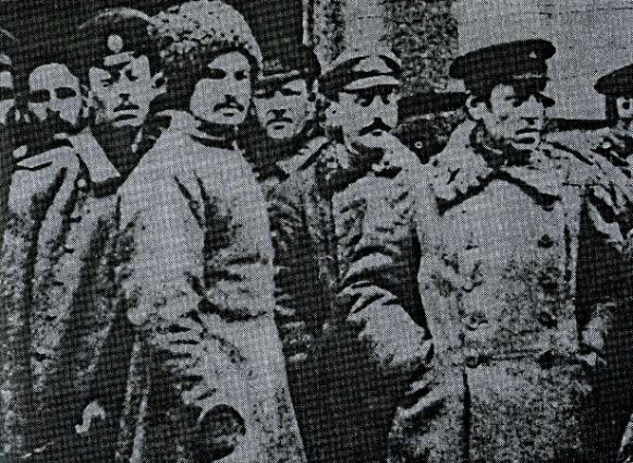 Image -- Semen Petliura with soldiers of the Polubotok regiment.