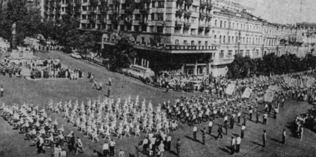 Image -- Pioneers parade in Kyiv (1970s).