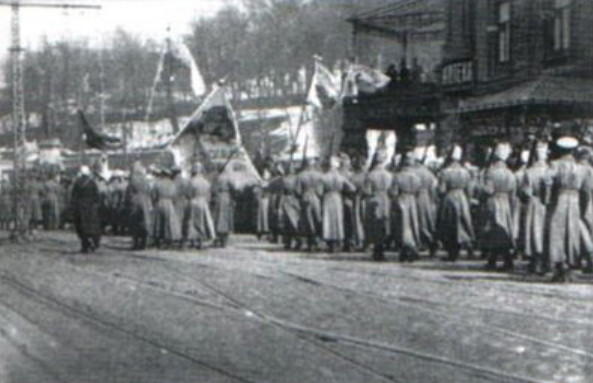 Image -- Polubotok Regiment soldiers in central Kyiv (1917).