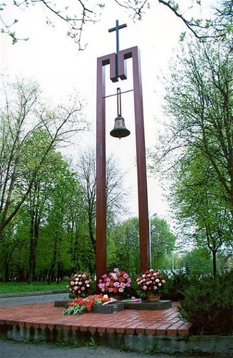 Image - A monument commemorating victims of the Chornobyl nuclear disaster in Pryluka.