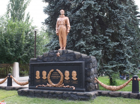 Image - Hryhorii Pyvovarov: Stratonauts monument in Donetsk.