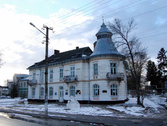 Image -- Radekhiv, Lviv oblast: library building.