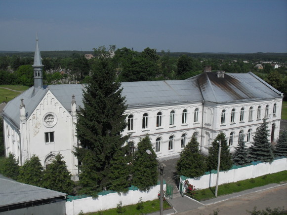 Image -- Rava-Ruska, Lviv oblast: a gymnasium building.