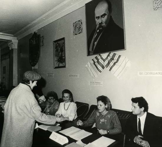 Image -- Referendum on Ukraine's independence (Lviv, 1 December 1991).