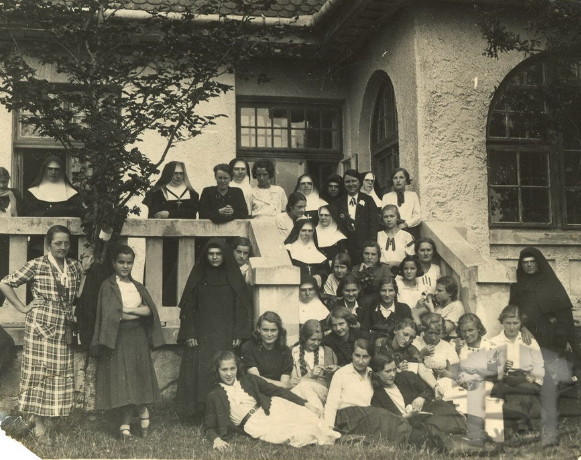 Image -- Pupils in the Ridna shkola society King Danylo school in Lviv.